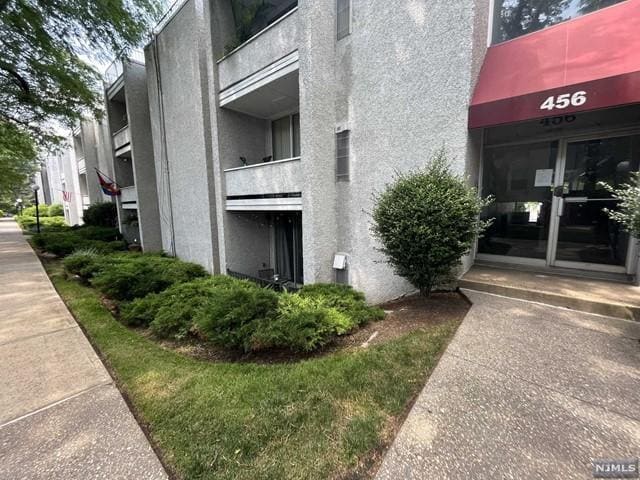 Garden entrance - 456 River Rd