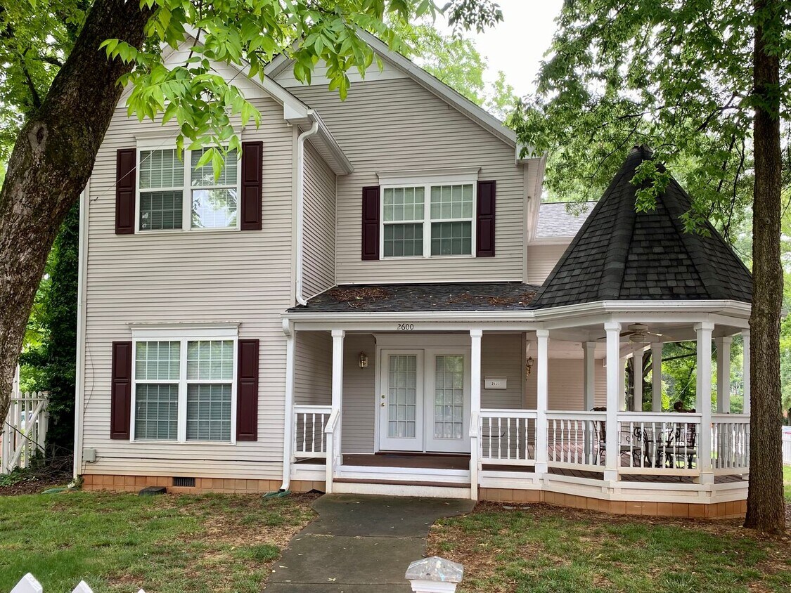Primary Photo - 2600 Vanderbilt Ave. - For Rent