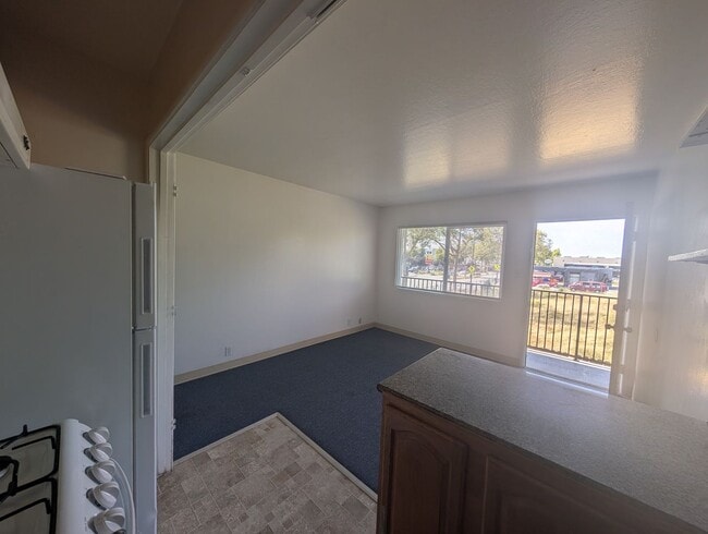 Building Photo - Comfortable one bedroom unit, convenient location to shopping and transportation