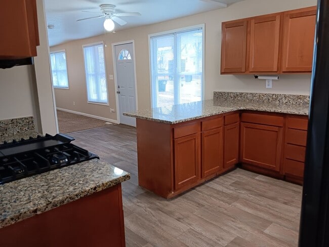 Building Photo - 3 Bedroom Home with Detached Garage