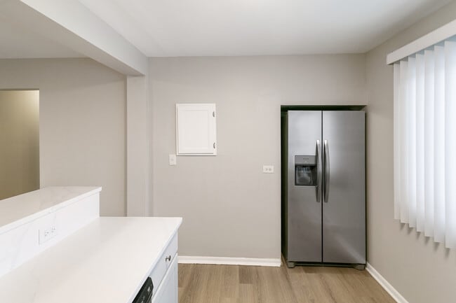 Building Photo - 705 S Milwaukee Ave