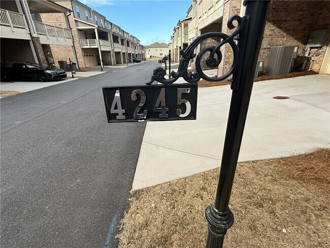 Foto del edificio - 4245 Essex Pond Wy