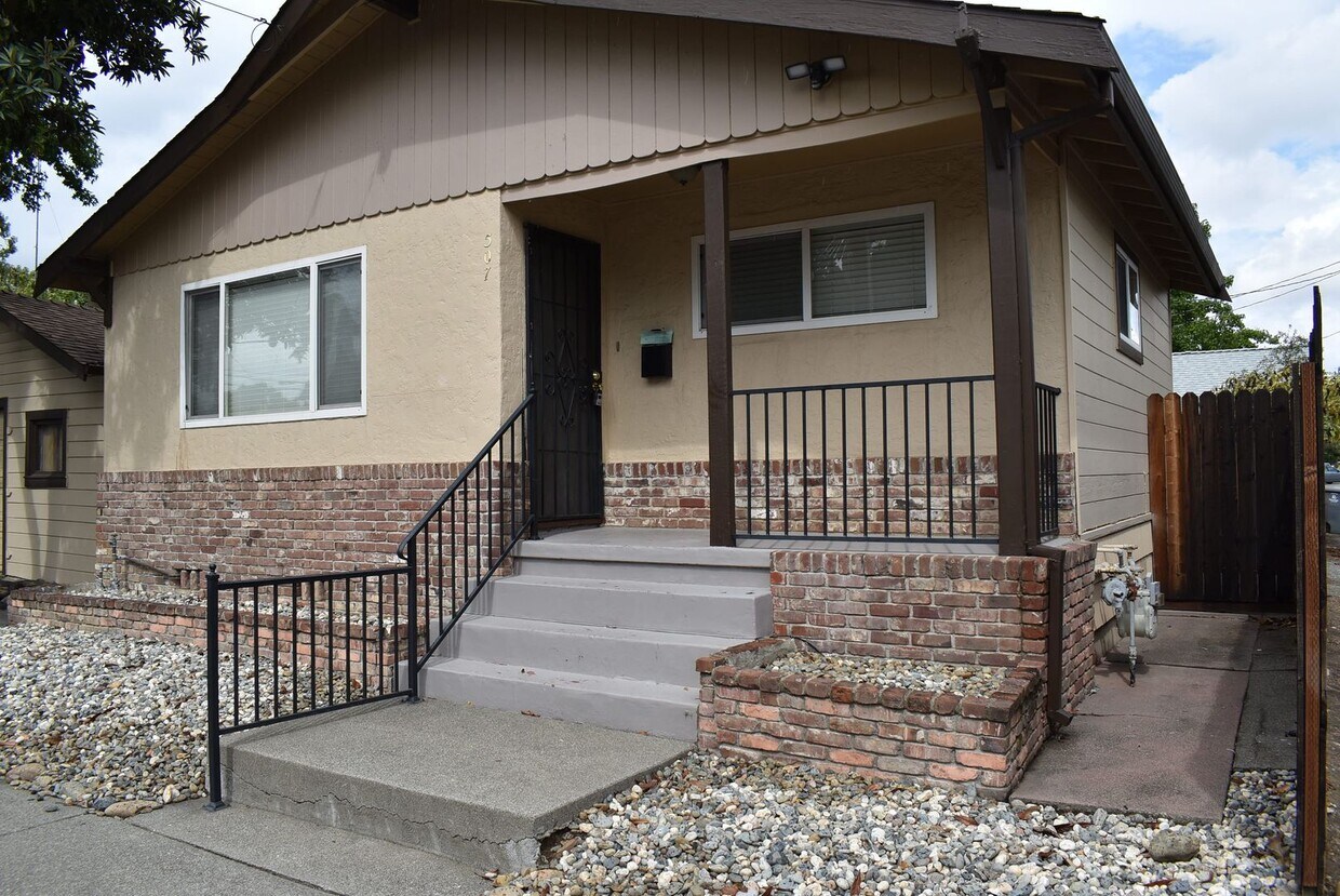 Primary Photo - Remodeled 1 Bedroom and 1 Bath Downtown Home!