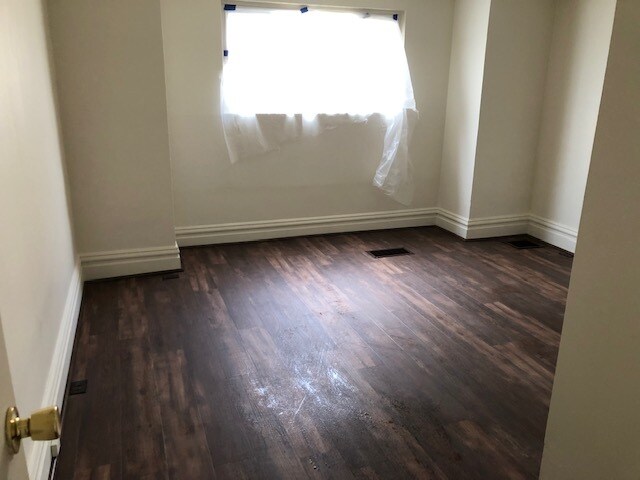 Large bedroom - 364 Ohio Ave