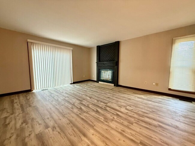 Foto del edificio - LEXINGTON - 3 Bedroom, 1 1/2 Bath Duplex Move-In Ready!
