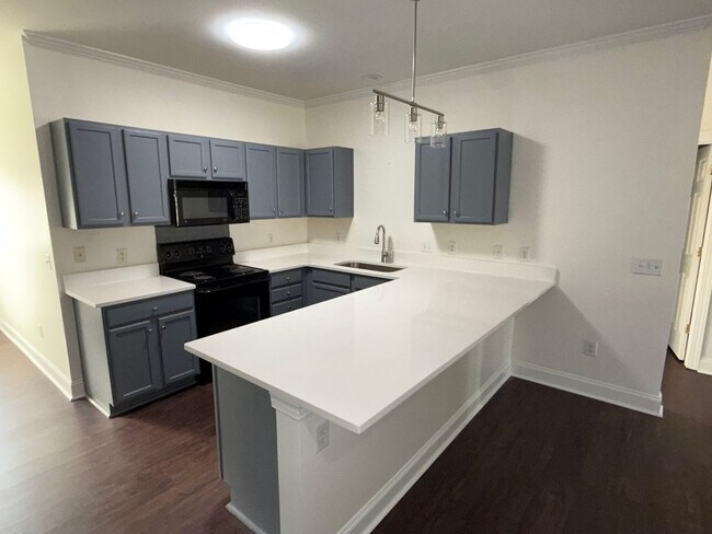 Foto del edificio - Renovated Cornelius Condo | Two Covered Balconies | Walk to Downtown & Antiquity | Lake Norman Area