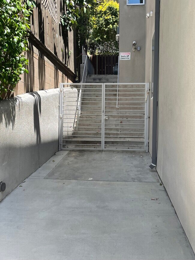 Building Photo - 1620 Malcolm Ave