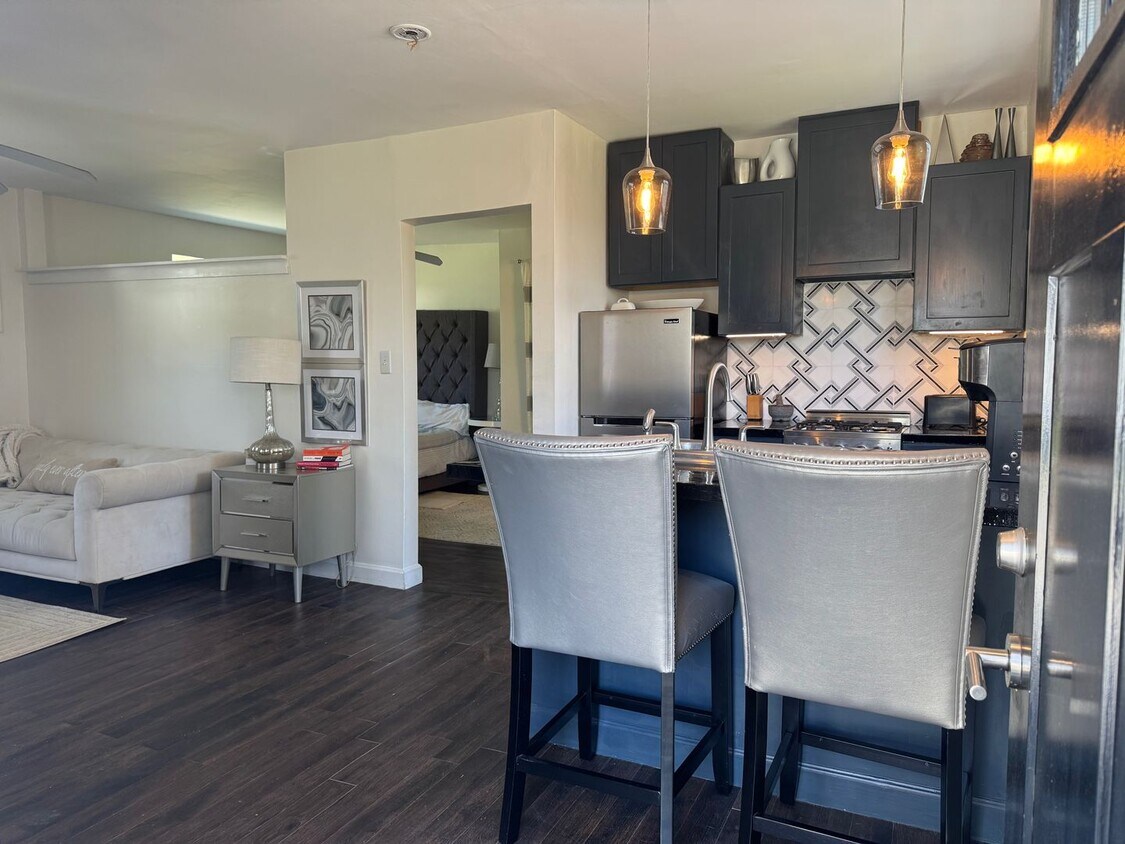 Adorable Garage Apartment Living in the Riverside Community - Adorable Garage Apartment Living in the Riverside Community