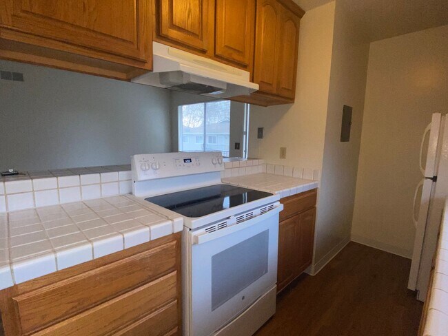 Foto del edificio - Upstairs, Spacious 2 Bedroom 1 Bath Condo ...