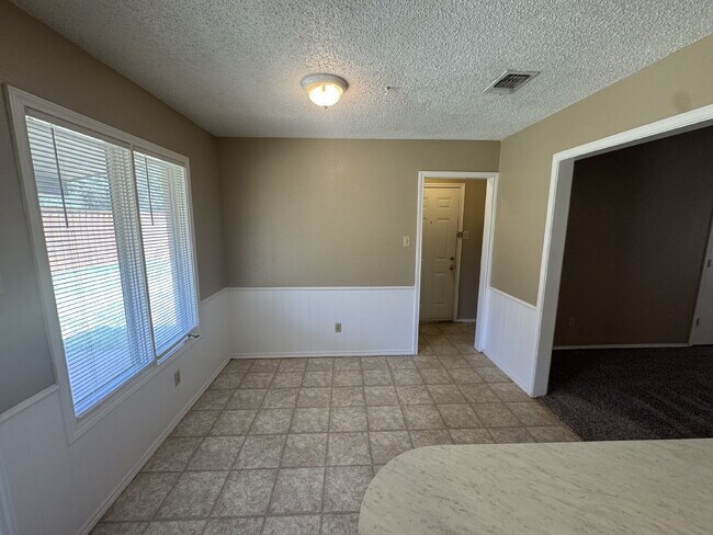 Foto del edificio - Duplex West Of Milwaukee & Minutes From Shadow Hills Golf Course!