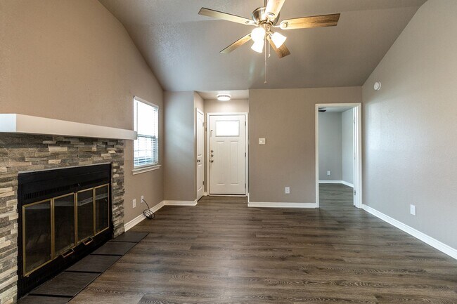 Building Photo - Beautiful Round Rock Townhome | Granite Counters, Stainless Appliances & Fenced Yard