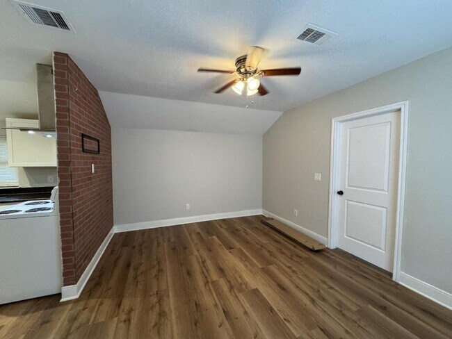 Building Photo - 8001 Brutus St