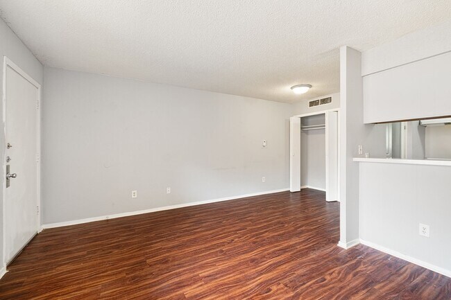 Foto del edificio - Charming 1-Bedroom, 1-Bath 4-Plex Unit Nea...