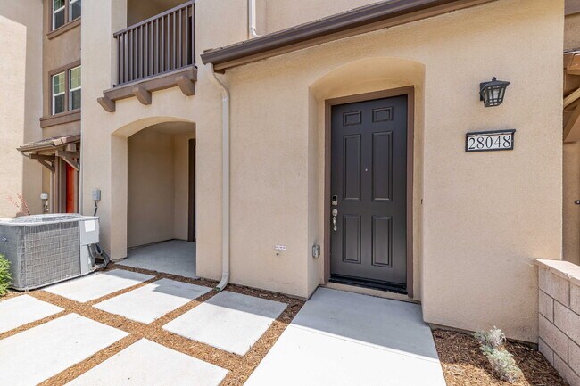 Foto del edificio - Brand-new must-see 3-bedroom townhome near...