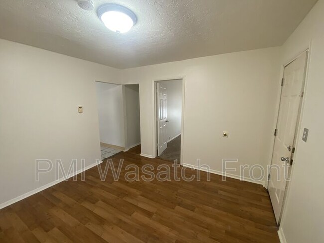Building Photo - 750 300 N