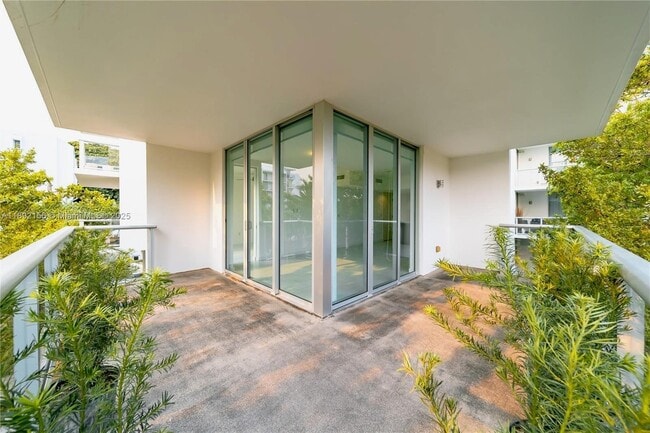 Foto del edificio - 720 NE 62nd St