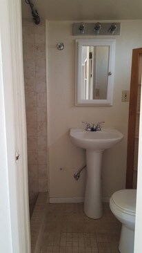 bathroom - 920 S 6th St