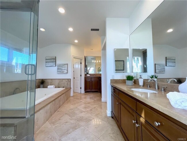 Foto del edificio - 4 br, 3.5 bath Duplex - 222 Costa Mesa St