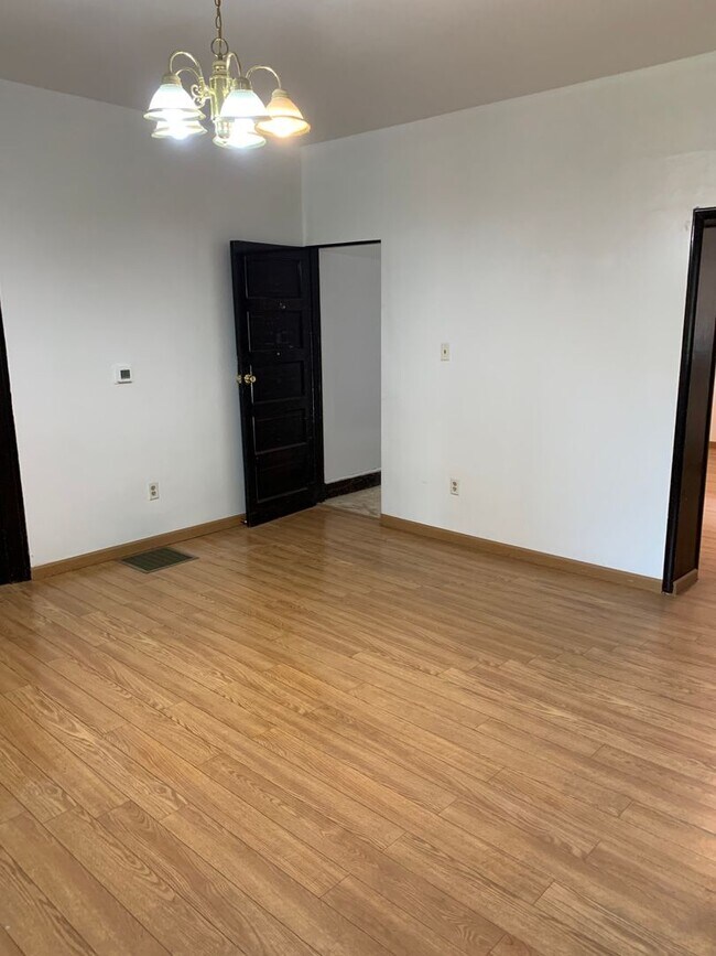 Foto del edificio - 366 Meyran Ave