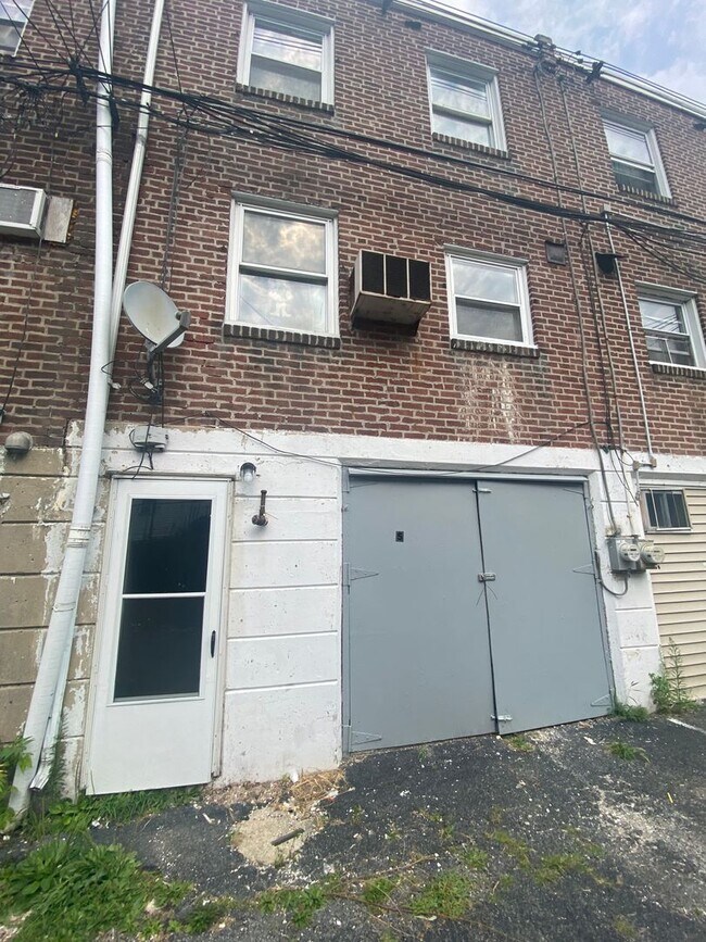 Building Photo - 542 Snowden Rd