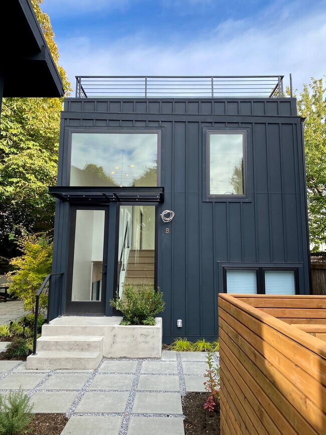 Building Photo - 4408 Thackeray Pl NE