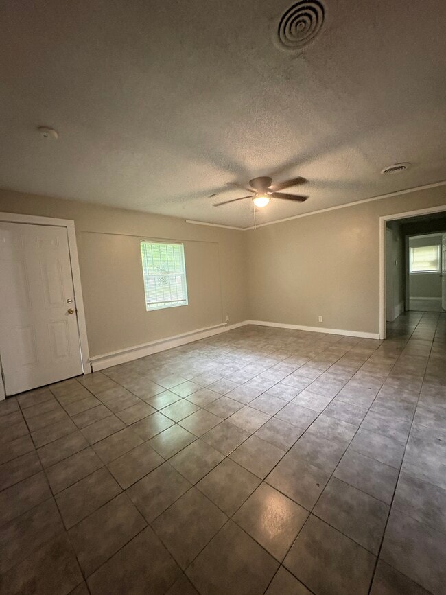 Building Photo - 3902 Wesley Dr
