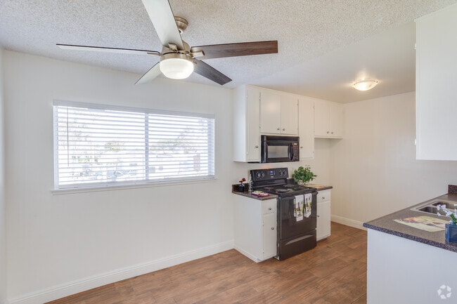 1BR, 1BA - 650SF - Dining Room - 680 Evergreen Lane