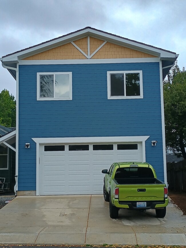 Building Photo - 1815 G St