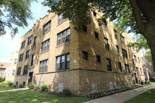 Building Photo - 2452 W Albion Ave
