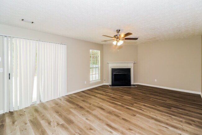 Foto del edificio - 6520 Eastbriar Dr