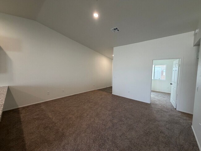 Foto del edificio - BRAND NEW TOWNHOME!