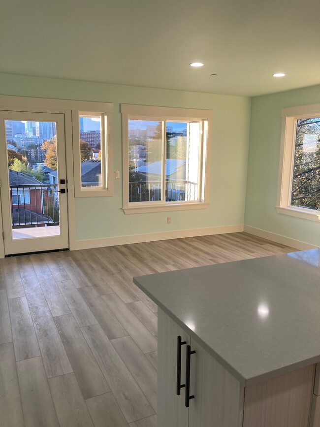 Living/Dining Area - 329 17th Ave