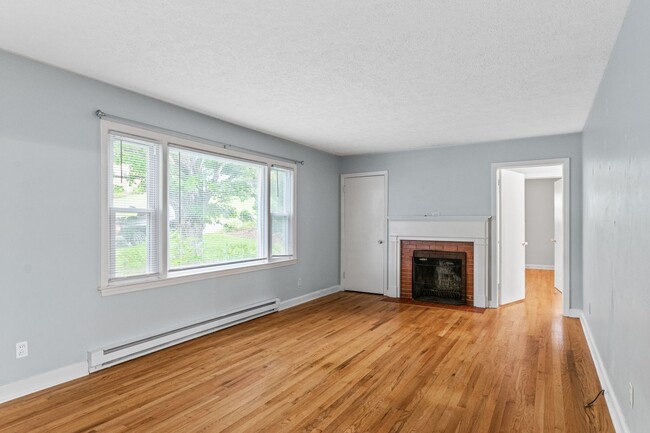 Building Photo - 4 bedroom / 1 3/4 bath.  Pet friendly, Und...