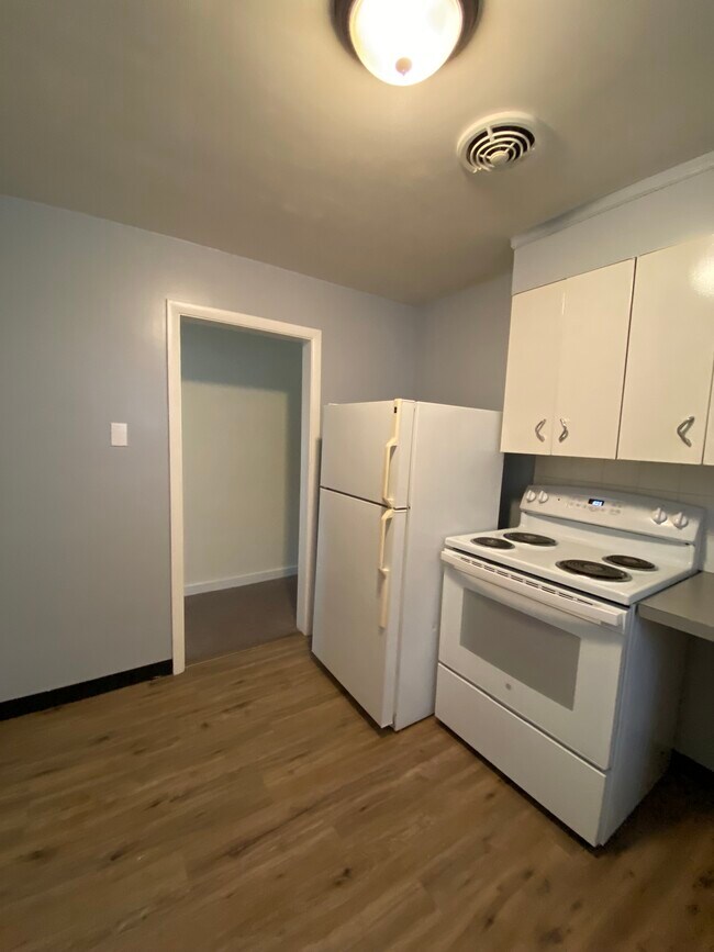 Kitchen - 961 Queen St