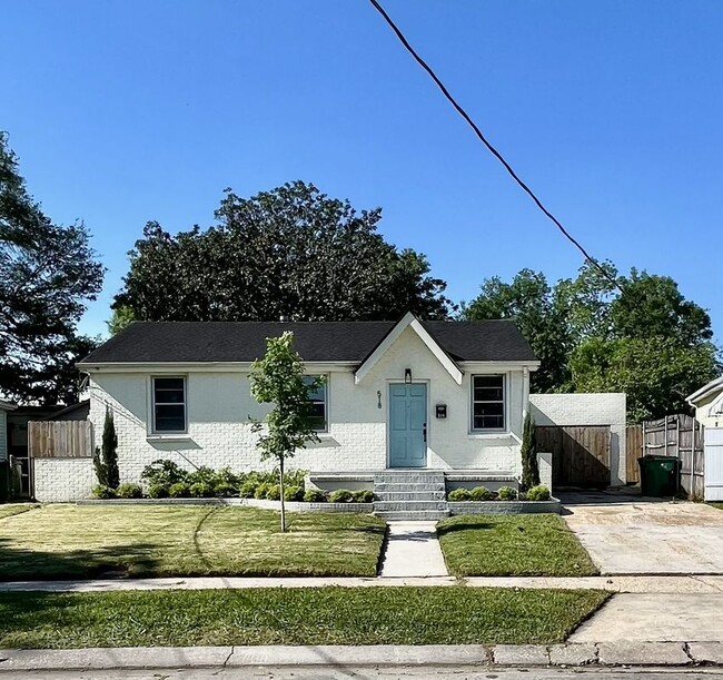 Building Photo - 518 Tucker Ave