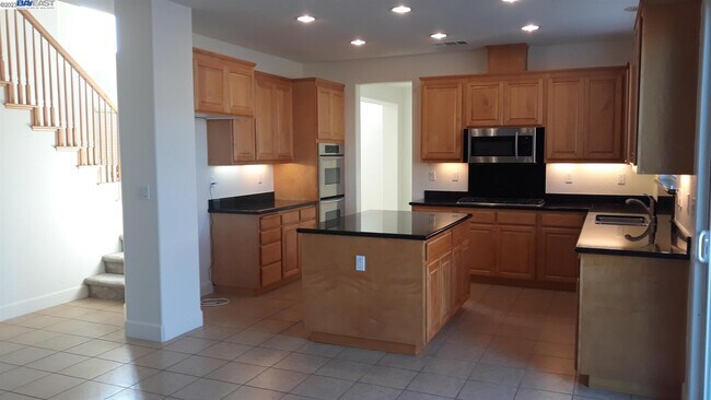 Foto del edificio - 640 Dickinson Ct