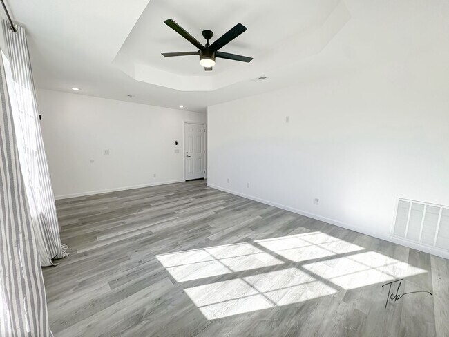 Building Photo - Available Now!  3 Bedroom, 2 Bathroom in Prime Bentonville Location, w/ Garage and Fenced-in Back...
