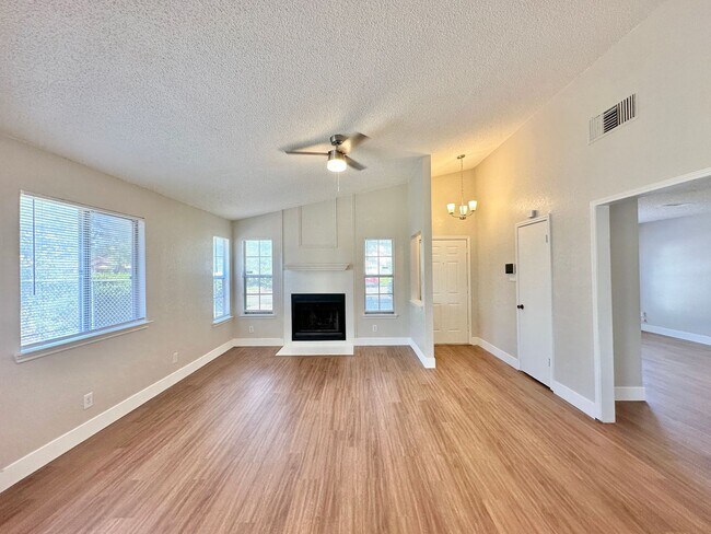 Foto del edificio - LAST MONTH FREE!  Viewable Now!  Small Pet...