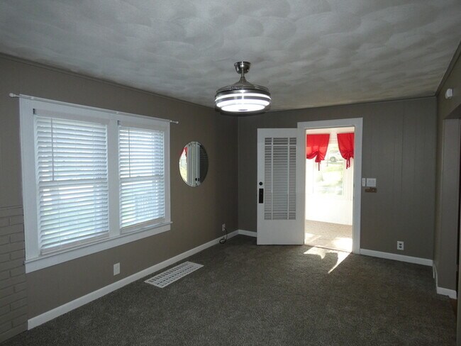 Foto del edificio - Darling home-Sunroom-809 Lindburg Dr, Kans...