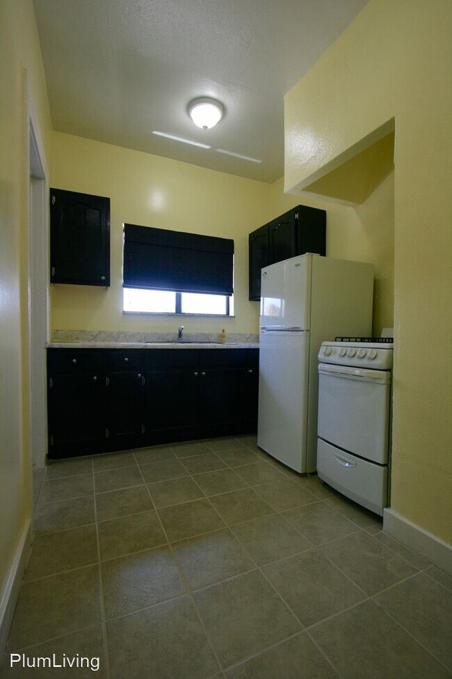 Building Photo - 131 S Ave 63