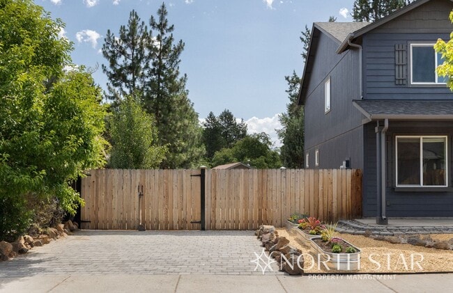 Building Photo - Recently Renovated 3 Bed, 2.5 Bath w/ Offi...