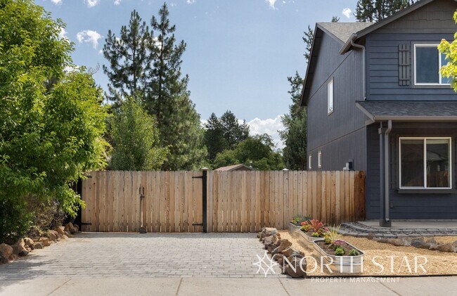 Foto del edificio - Recently Renovated 3 Bed, 2.5 Bath w/ Offi...
