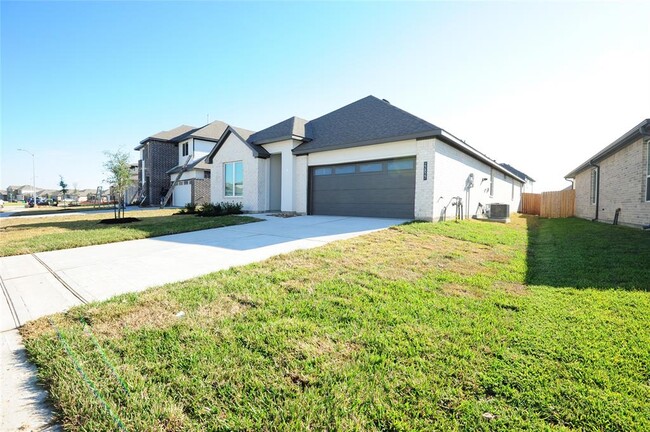 Building Photo - 22827 Castello Lakes Dr
