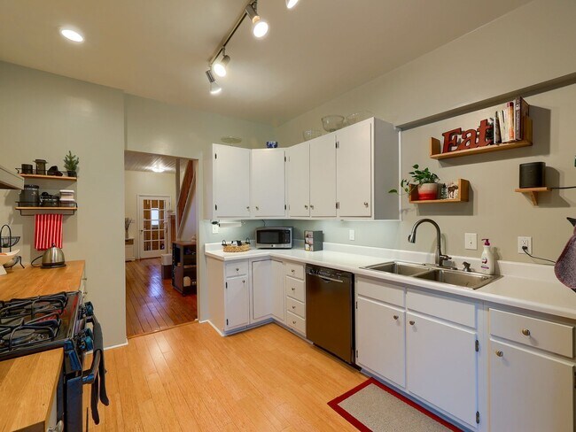 Foto del edificio - Charming 3 Bedroom Home in the Heart of Mi...