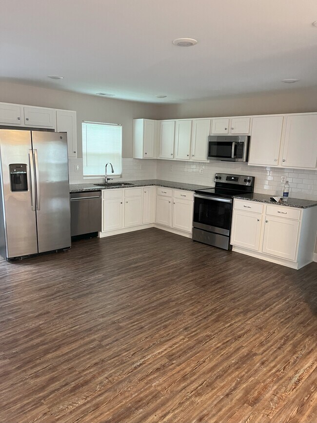 Building Photo - New Units Hillsboro