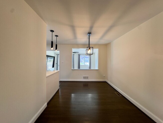 Foto del edificio - Charming 3 Bedroom/2 Bathroom Townhome with Smart Appliances in Eastwood, Baltimore, MD!