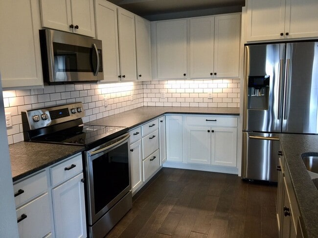 Building Photo - Spacious 4 Bedroom Home Near Gallatin Regi...