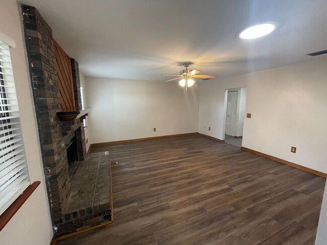 Foto del edificio - 3/2 (Valwood) This beautifully refreshed home sits in the highly sought-after Valwood community