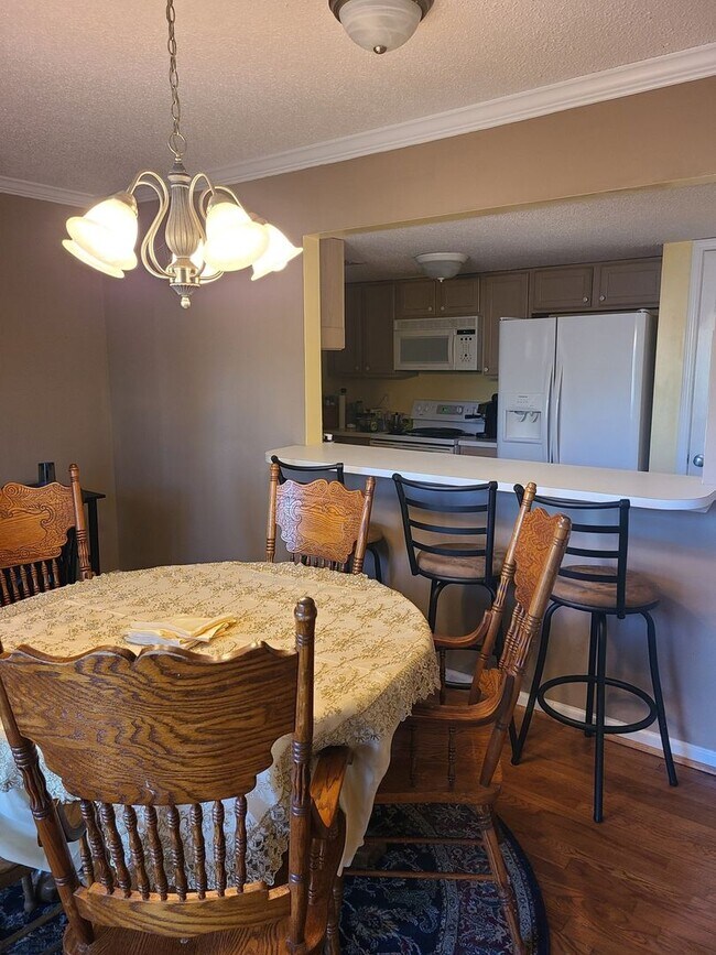 Foto del edificio - 5004 Falling Creek Ln