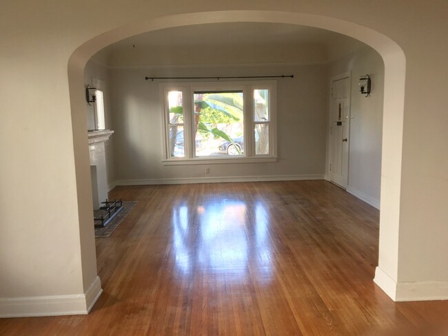 Building Photo - 425 N Orange Grove Ave